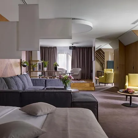 Club Hotel